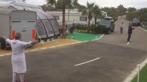 Los clientes de un camping bailan a ritmo de 'Facciamo finta che' Los clientes de un camping bailan a ritmo de 'Facciamo finta che'
