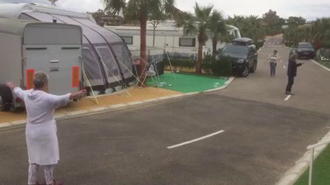 Los clientes de un camping bailan a ritmo de 'Facciamo finta che'.