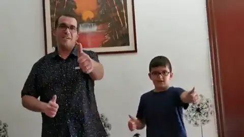 Así bailan Manel y su padre el 'Facciamo finta che' Así bailan Manel y su padre el 'Facciamo finta che'