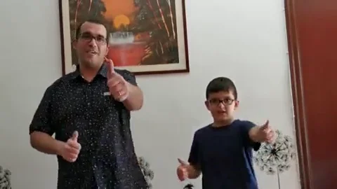 Así bailan Manel y su padre el 'Facciamo finta che' Así bailan Manel y su padre el 'Facciamo finta che'
