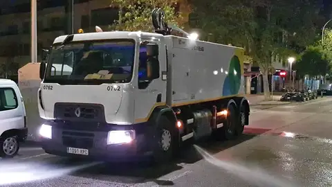 Camion de EMAYA Limpieza de calles durante el confinamiento