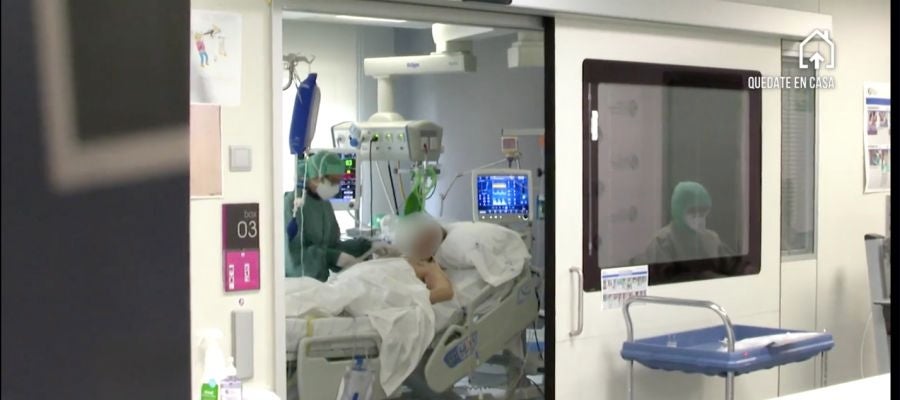Una UCI en plena crisis del coronavirus . Una UCI en plena crisis del coronavirus .