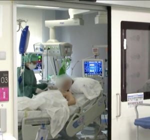 Una UCI en plena crisis del coronavirus . Una UCI en plena crisis del coronavirus .