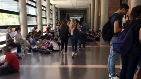Estudiantes en una universidad. Estudiantes en una universidad.