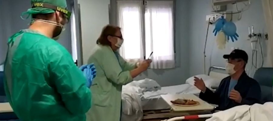 Imagen de un matrimonio que ha vencido al coronavirus. Imagen de un matrimonio que ha vencido al coronavirus.