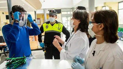 Profesionales sanitarios recogen material médico en un hospital sevillano. Profesionales sanitarios recogen material médico en un hospital sevillano.