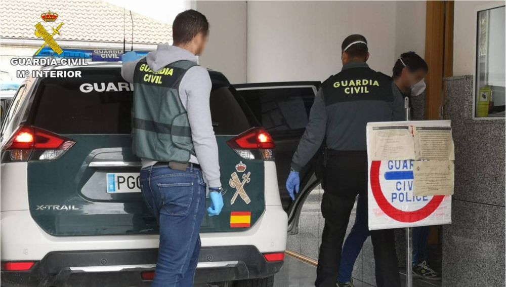 Agentes de la Guardia Civil de Novelda con el detenido.