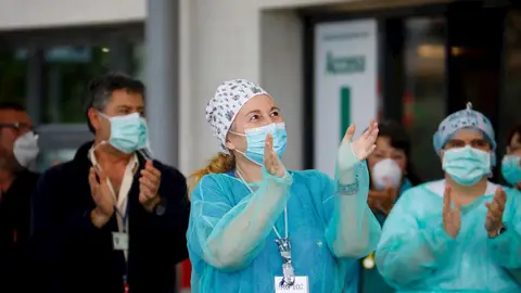 Homenaje al personal sanitario de un hospital español Homenaje al personal sanitario de un hospital español