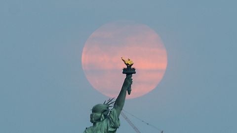 Superluna tras la estatua de la Libertad de Nueva York