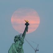Superluna tras la estatua de la Libertad de Nueva York