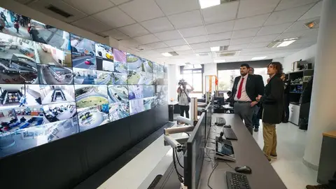 El concejal de Desarrollo Urbano de Roquetas de Mar (Almería), Francisco Gutiérrez, en la sala de vídeovigilancia de tráfico de la localidad El concejal de Desarrollo Urbano de Roquetas de Mar (Almería), Francisco Gutiérrez, en la sala de vídeovigilancia de tráfico de la localidad