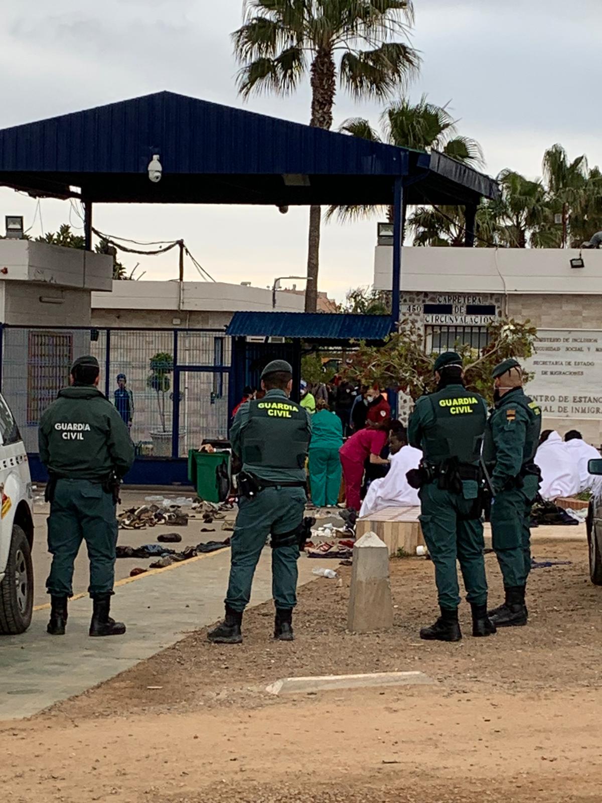 Medio centenar de personas entran en Melilla tras un violento salto a la valla Medio centenar de personas entran en Melilla tras un violento salto a la valla