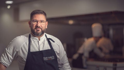Dani Garc&iacute;a posa en la cocina de uno de sus restaurantes