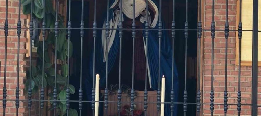 La imagen de la Virgen de la Salud, a la entrada de la Iglesia de los Ángeles La imagen de la Virgen de la Salud, a la entrada de la Iglesia de los Ángeles