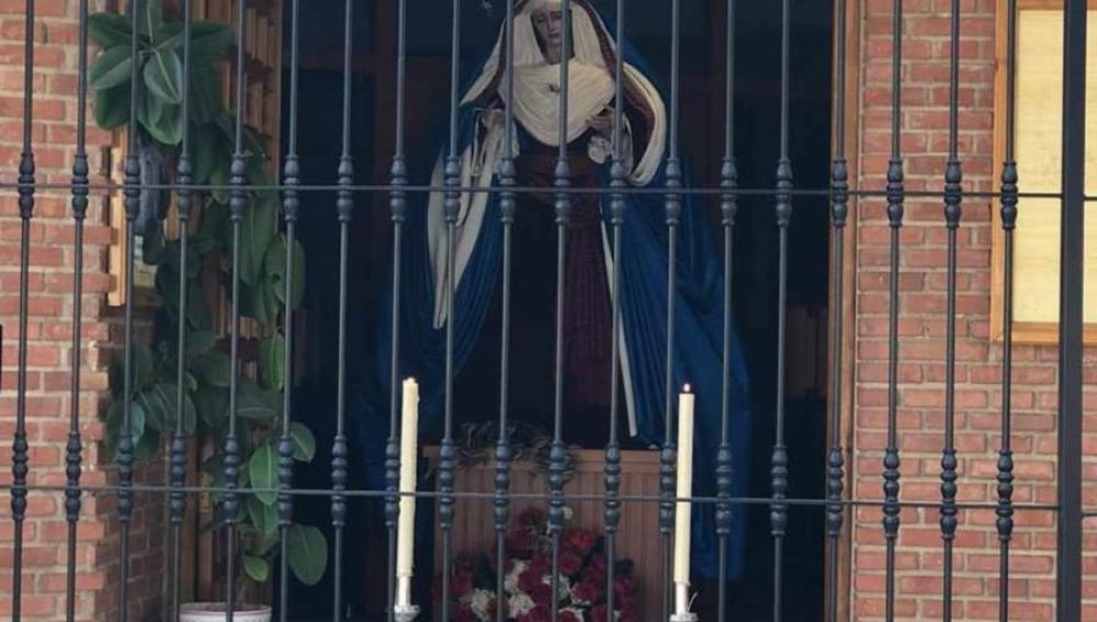 La imagen de la Virgen de la Salud, a la entrada de la Iglesia de los Ángeles