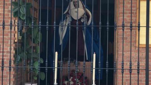 La imagen de la Virgen de la Salud, a la entrada de la Iglesia de los &Aacute;ngeles