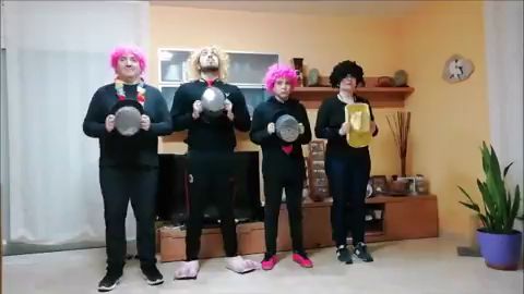 El divertido baile de unos oyentes a ritmo de 'Facciamo finta che'