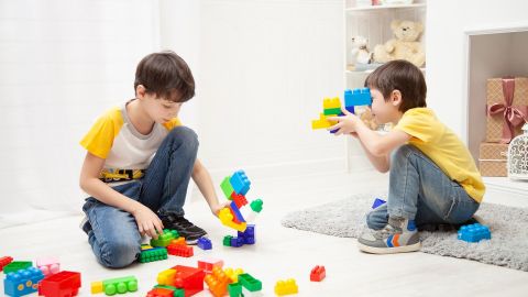 Ni&ntilde;os jugando