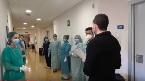 Uno de los pacientes del Hospital Quir&oacute;nsalud que ha sido dado de alta, en el momento en el que se dirig&iacute;a a los sanitarios que le han tratado durante su lucha contra el Coronavirus.