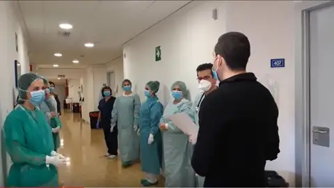 Uno de los pacientes del Hospital Quirónsalud que ha sido dado de alta, en el momento en el que se dirigía a los sanitarios que le han tratado durante su lucha contra el Coronavirus. Uno de los pacientes del Hospital Quirónsalud que ha sido dado de alta, en el momento en el que se dirigía a los sanitarios que le han tratado durante su lucha contra el Coronavirus.
