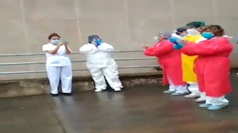 Aplausos cruzados entre sanitarios, bomberos y pacientes a las puertas del Hospital &ldquo;Virgen de la Luz&rdquo; de Cuenca