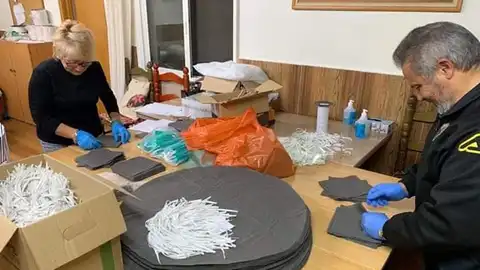 La Asociación de Vecinos Carrús Norte Camino del Pantano cose un millar de mascarillas diarias que se envían al Hospital General. La Asociación de Vecinos Carrús Norte Camino del Pantano cose un millar de mascarillas diarias que se envían al Hospital General.