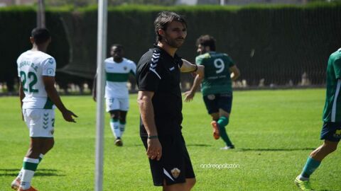 Sergio Pelegr&iacute;n dirigiendo al Ilicitano en el campo municipal Jos&eacute; D&iacute;ez Iborra.