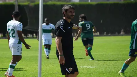 Sergio Pelegrín dirigiendo al Ilicitano en el campo municipal José Díez Iborra. Sergio Pelegrín dirigiendo al Ilicitano en el campo municipal José Díez Iborra.