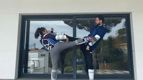 Raúl Martínez se encuentra confinado en Girona, junto a su mujer, que le acompaña y ayuda en cada entrenamiento. Raúl Martínez se encuentra confinado en Girona, junto a su mujer, que le acompaña y ayuda en cada entrenamiento.