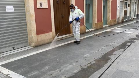 Trabajos de desinfecci&oacute;n en Puerto Real