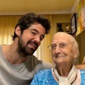 'Cuarentata': los divertidos vídeos de Miguel Ángel Muñoz con su abuela de 95 años 