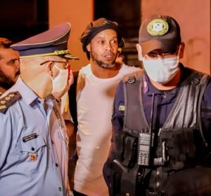 Ronaldinho abandonando la cárcel Ronaldinho abandonando la cárcel
