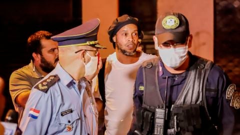 Ronaldinho abandonando la c&aacute;rcel