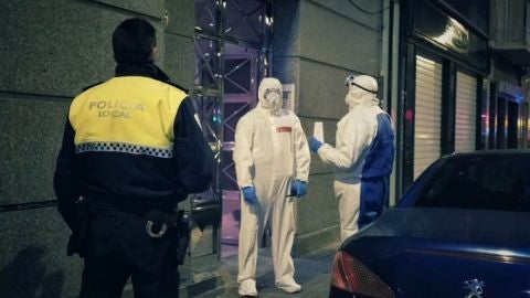 Agentes de la Polic&iacute;a Local de Elche tuvieron que atender una llamada de urgencia en Elche con los trajes EPI.