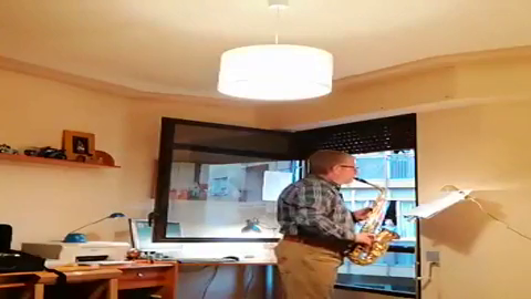 Así interpreta Miguel Andréu Gómez el 'Facciamo finta che' con el saxofón para sus vecinos Así interpreta Miguel Andréu Gómez el 'Facciamo finta che' con el saxofón para sus vecinos