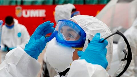  Efectivos de la Brigada Paracaidistacse protegen con Equipos de Protecci&oacute;n Individual (EPI) para realizar tareas de traslado de fallecidos por Coronavirus. 