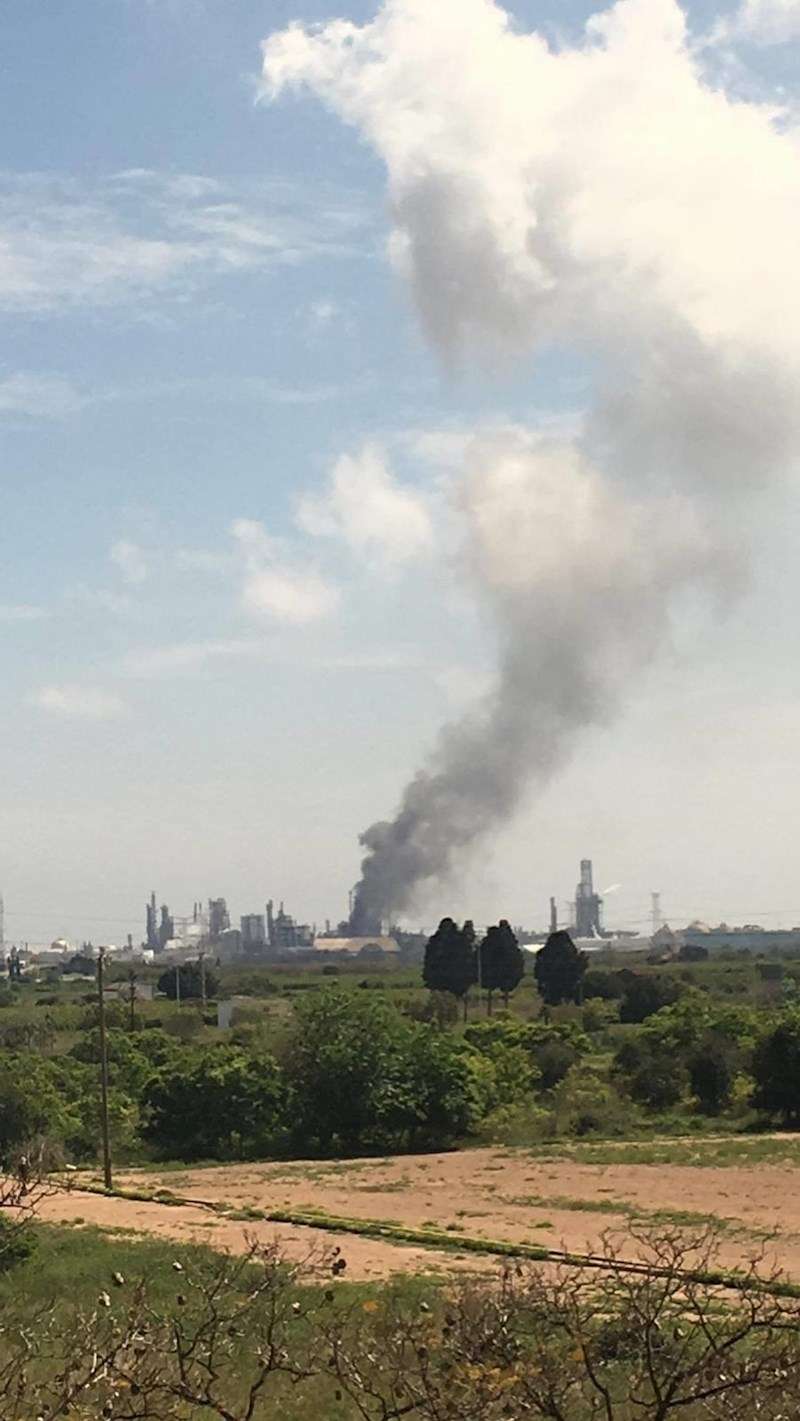 Extinguido un aparatoso incendio en la planta de plásticos de UBE Castelló Extinguido un aparatoso incendio en la planta de plásticos de UBE Castelló