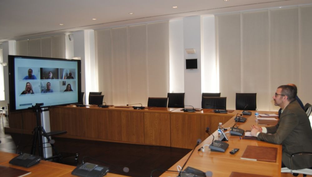 Imatge de una reunió telemàtica en el saló de plens. 
