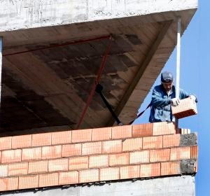 Un obrero trabaja en la construcción de una vivienda Un obrero trabaja en la construcción de una vivienda