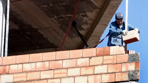 Un obrero trabaja en la construcción de una vivienda Un obrero trabaja en la construcción de una vivienda
