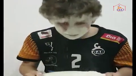 El equipo de Balonmano del Club Gab Jaén Hielo Azul se suman al reto de la harina con la canción 'Facciamo finta che' El equipo de Balonmano del Club Gab Jaén Hielo Azul se suman al reto de la harina con la canción 'Facciamo finta che'