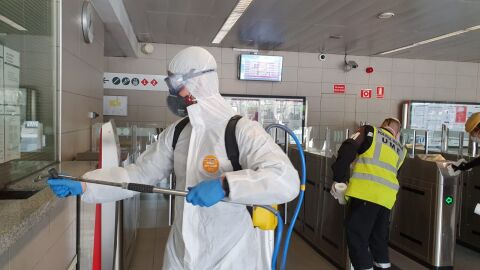 Efectivos de la UME en la estaci&oacute;n de Renfe de Elche.