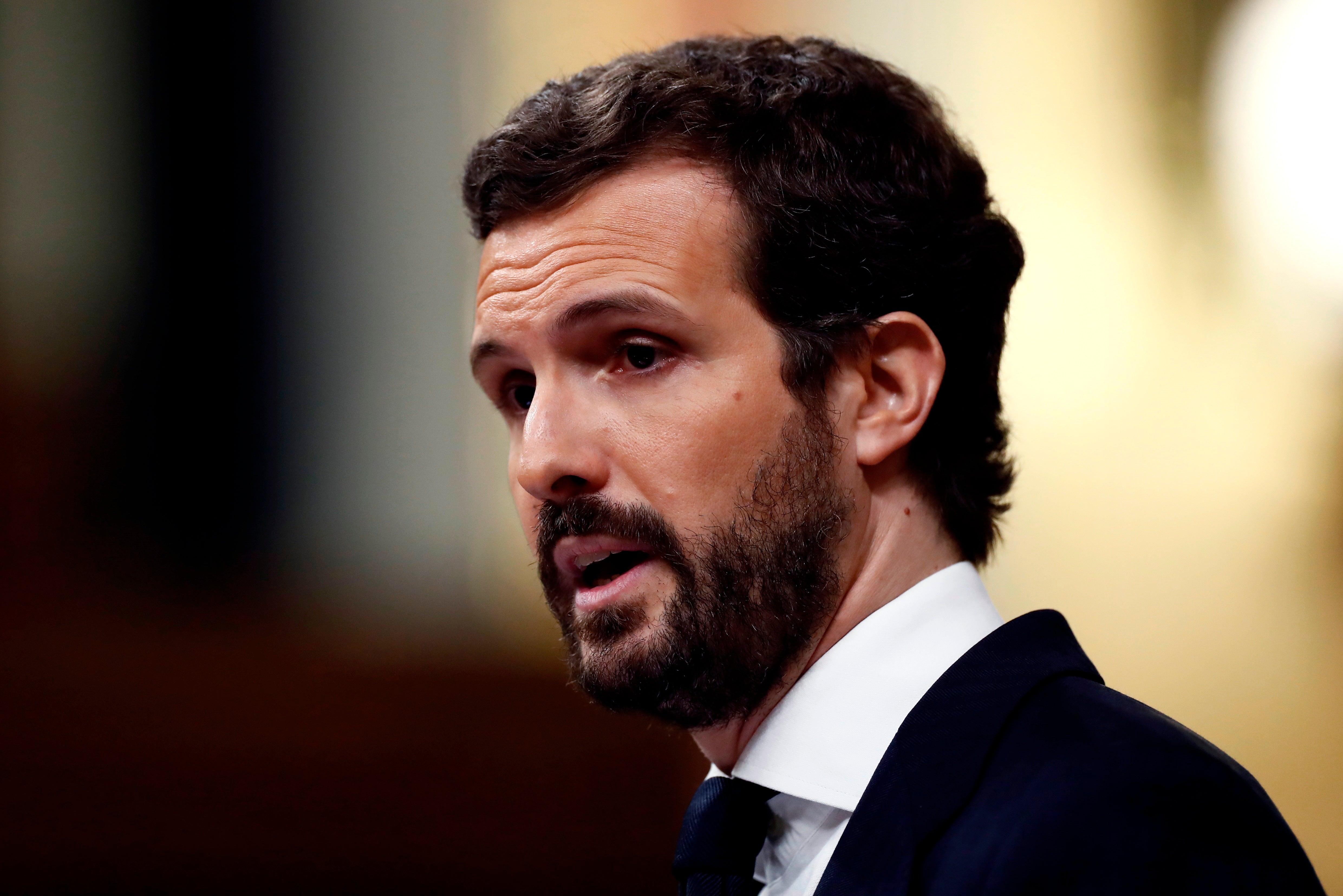 Casado critica la desescalada de Sánchez: "¿Cómo la va a garantizar si no sabe cuántos asintomáticos se van a tomar el vermú?" Casado critica la desescalada de Sánchez: "¿Cómo la va a garantizar si no sabe cuántos asintomáticos se van a tomar el vermú?"