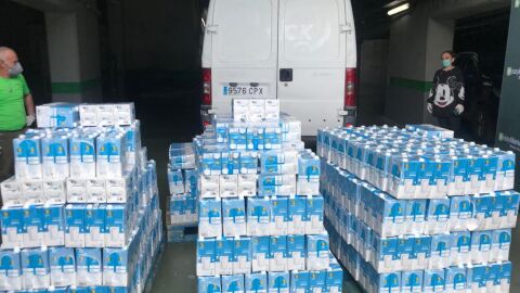 Voluntarios cargan los productos en el Benito Villamar&iacute;n.