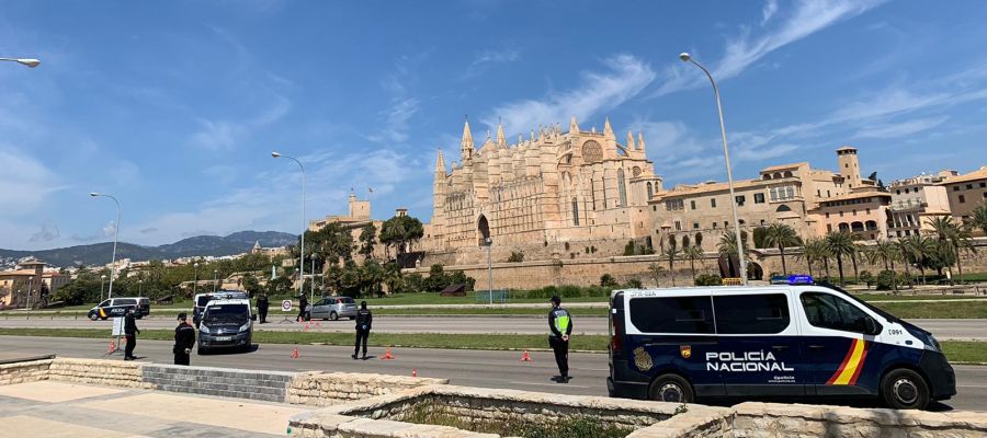Un control de la Policía Nacional en el Paseo Marítimo de Palma. Un control de la Policía Nacional en el Paseo Marítimo de Palma.