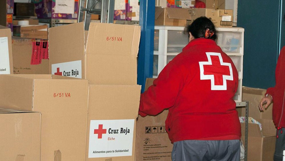 Voluntaria Cruz Roja en Elche.