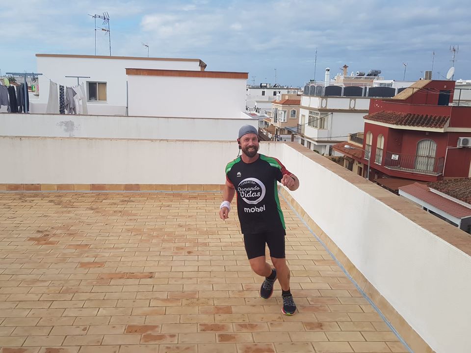 Una maratón en su terraza por los afectados del coronavirus Una maratón en su terraza por los afectados del coronavirus