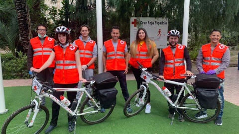 Voluntario del servicio 'BiciResponde' de Cruz Roja Elche. 
