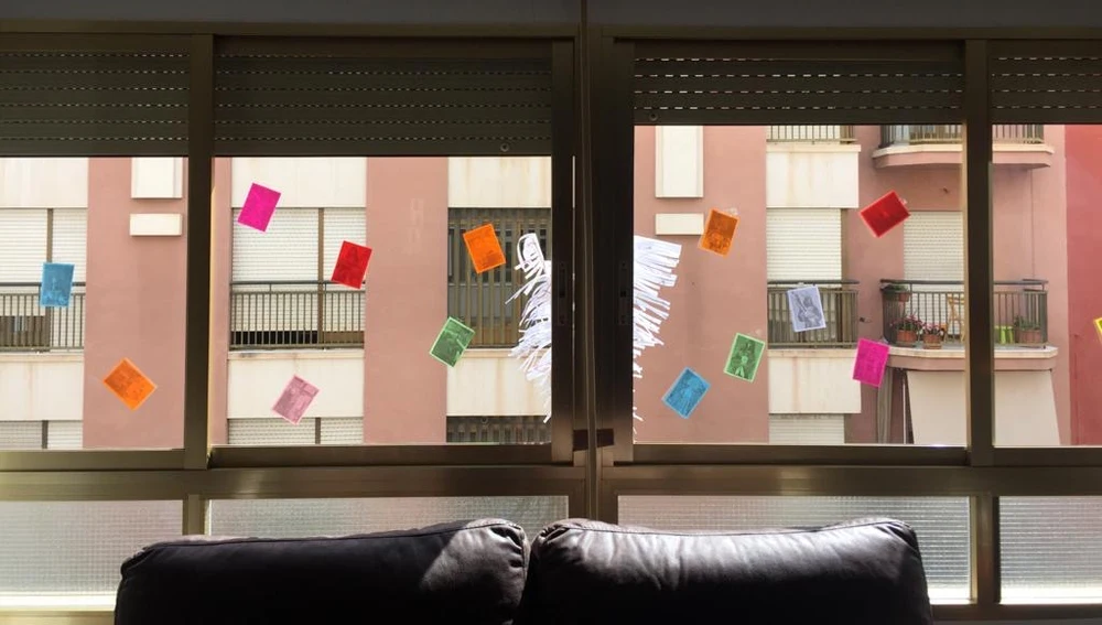 Las ventanas y balcones de Elche lucirán sus aleluyas para dar colorido al Domingo de Resurrección. Las ventanas y balcones de Elche lucirán sus aleluyas para dar colorido al Domingo de Resurrección.