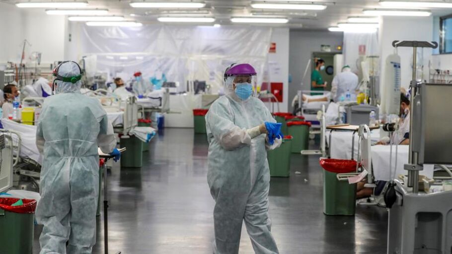 Personal sanitario durante su jornada de trabajo en el Hospital Puerta de Hierro